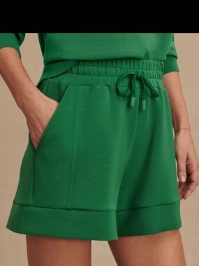 Varley Atrium High-Rise Short 4.5"- Verdant Green